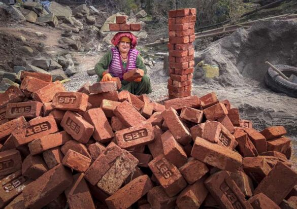 Angela Poggioni (USA) – Woman with bricks-800