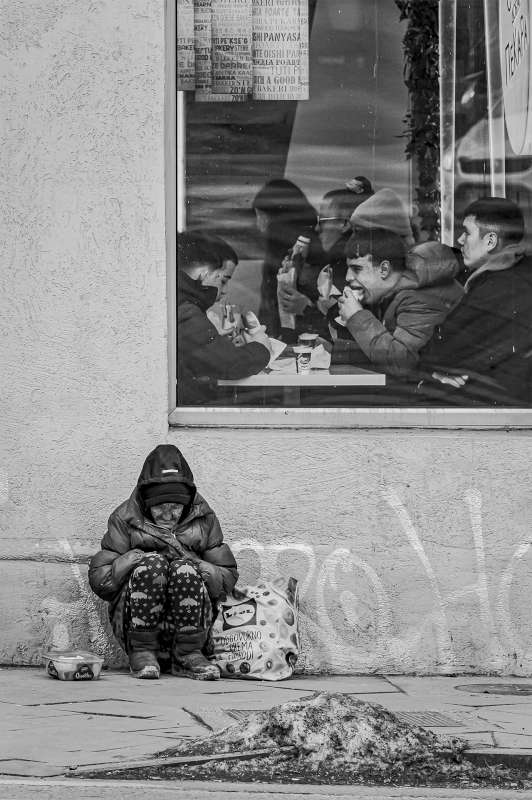 Dragan Lapcevic (Serbia) – The world rests on t…-800